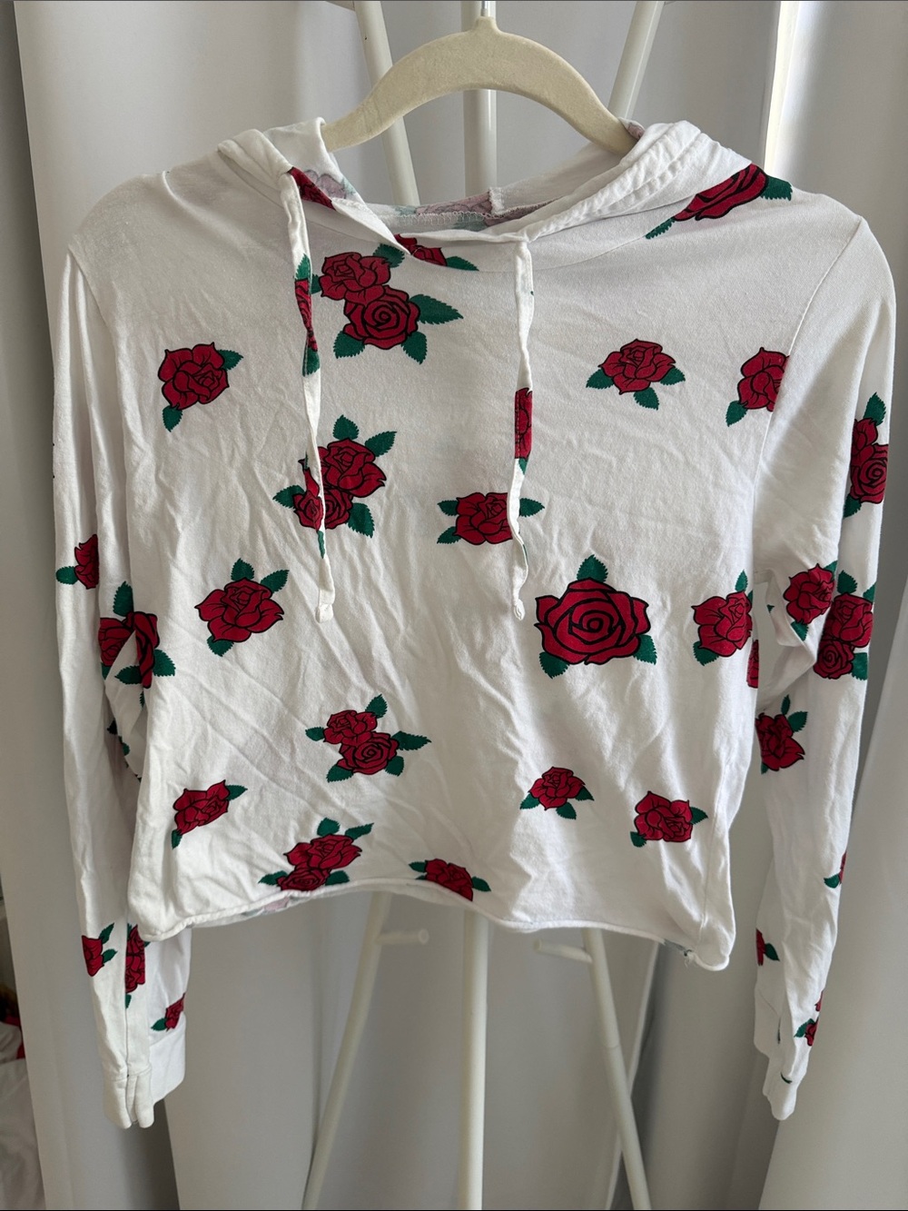 On Fire White Rose-Print Cropped Hoodie